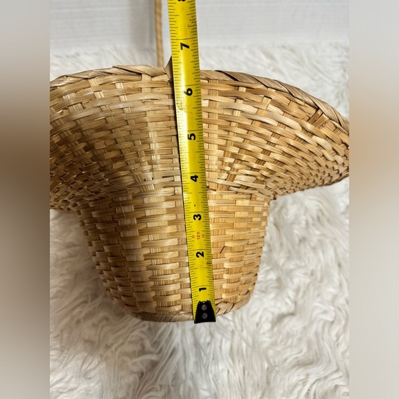 Small Wicker Basket With Handle - Picture 5 of 7